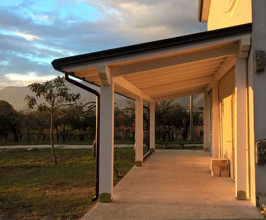 Veranda in legno bianco