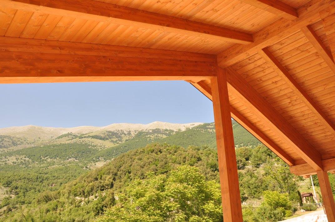 Edificio in legno su area attrezzata